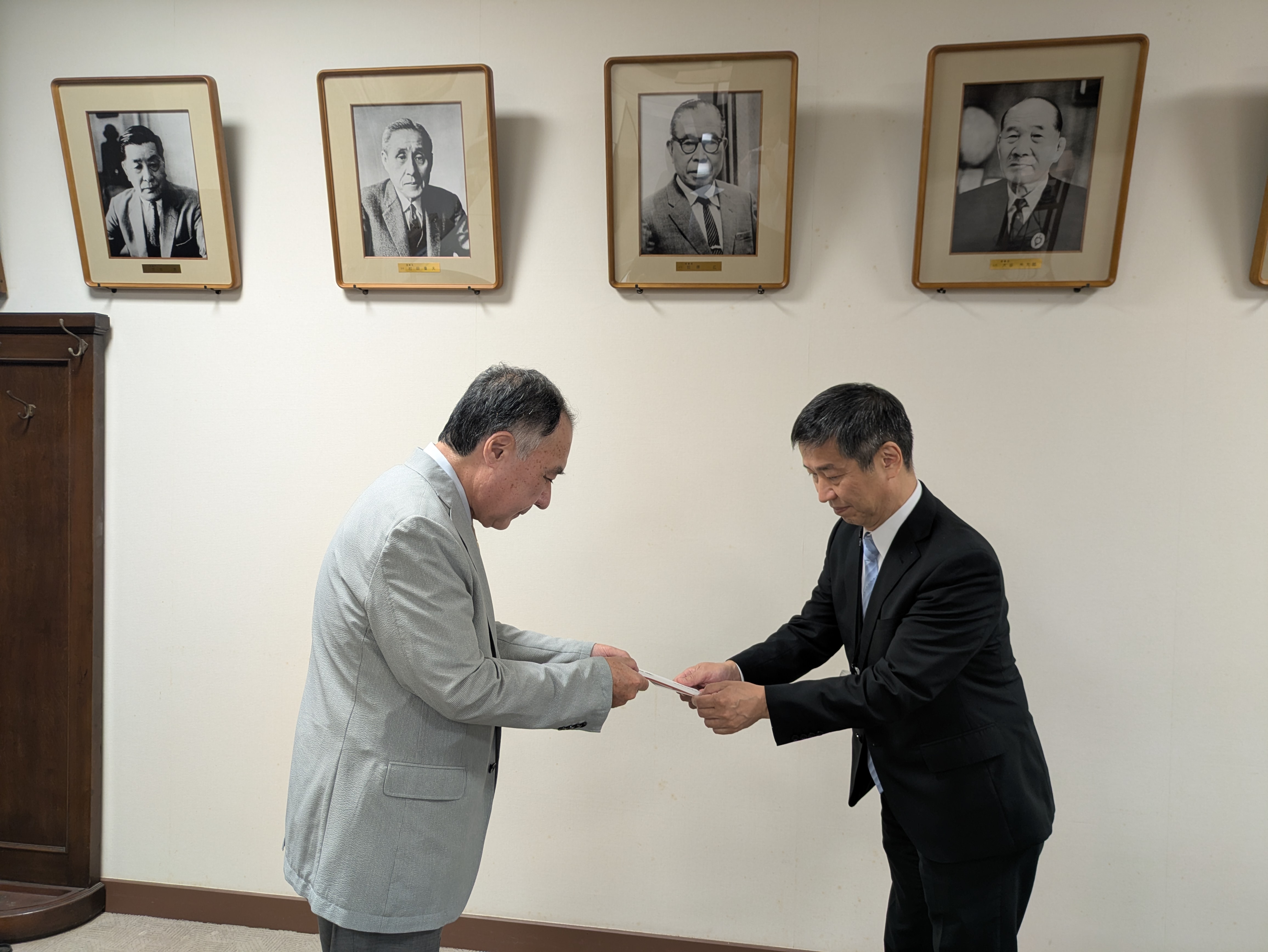 9月29日、星薬科大学牛島学長に同窓会（小船副会長）からお見舞金をお渡ししました。